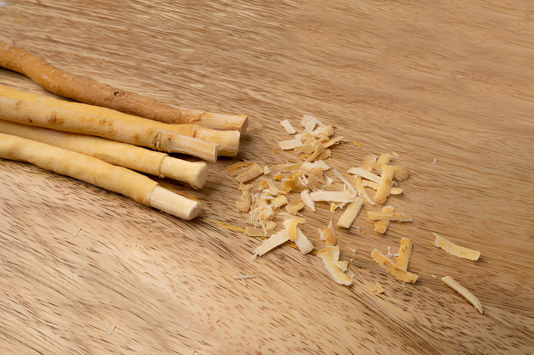 Siwak taillé et copeaux sur une table en bois — bâton naturel utilisé pour l’hygiène dentaire.